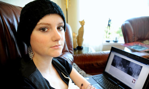 BLOGGER: Regine Hansen Stokke (17) skriver en sv�rt godt bes�kt blogg. Etter at hun fortalte om sin egen d�dsdom hadde bloggen over 70 000 sidevisninger p� en dag. Foto: �istein Norum Monsen/Dagbladet