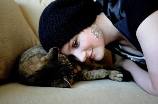KATTEKOS: Regine Hansen Stokke (17) koser med katten Victoria. Hun sier at hun setter mer ogm er pris p� � gj�re helt vanlige ting. Hva er feil med et A4-liv? Foto: �istein Norum Monsen/Dagbladet