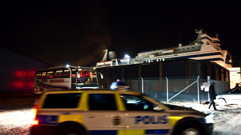 OSKARSHAMN I SVERIGE: Alle om bord kom i sikkerhet etter at det torsdag kveld tok fyr i maskinrommet til ferjen  Queen of Scandinavia i Oskarshamn i Sverige. Fart�yet fungerer som bosted for mellom 800 og 1.000 personer som jobber p� atomkraftverket i Oskarshamn, en by snaue 35 mil s�r for Stockholm.
 Foto: Paul Madej / SCANPIX