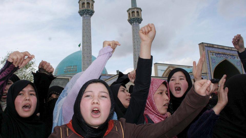 ROPER UT: Flere hundre afghanske kvinner, blant dem mange parlamentsmedlemmer, demonstrerte denne uka mot den kontroversielle loven som blant annet inneb�rer at menn kan kreve sex med kona si hver fjerde dag. Kvinnene ble angrepet av grupper med menn som skrek mot dem og kastet stein. Foto: Scanpix/EPA