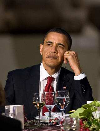 BETENKT: Mange skulle likt � vite hva Barack Obama f�rst tenkte da han ble kjent med tildelingen av Nobels fredspris. Foto: AFP