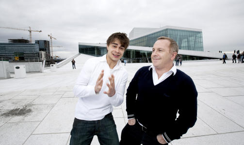 HENRYKTE: Alexander Rybak m�tte operasjef Paul Curran for f�rste gang i g�r. Begge to er henrykt over at artistkometen skal opptre i operaen. Foto: Henning Lilleg�rd.