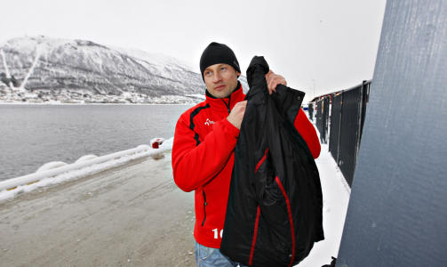 SURT V�R: Sigurd Rushfeldt var ute i den kalde Troms�-vinden i dag morges. Da var han fortsatt ikke sikker p� om an skulle trene i formiddag. Og den planlagte skituren blir det neppe noe av.Foto: Arnt E. Folvik