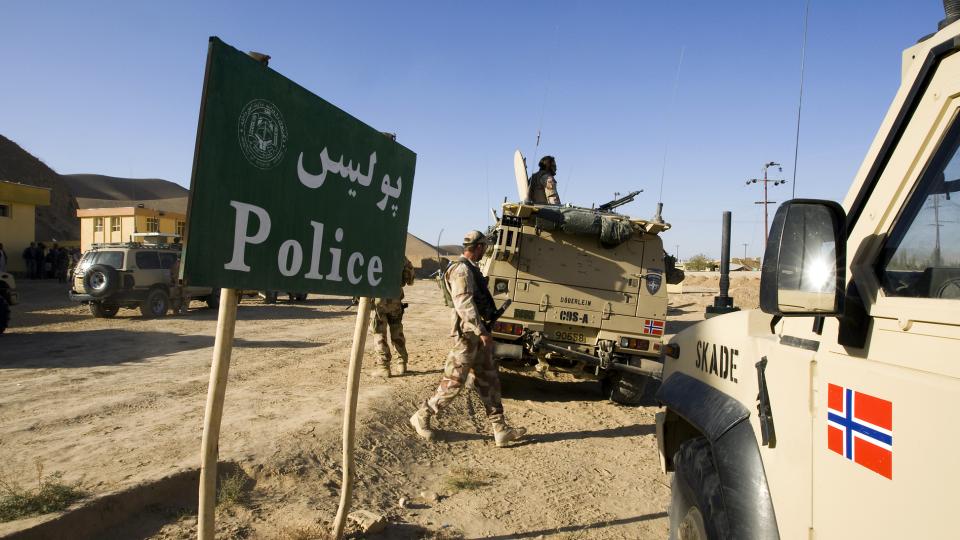 PROBLEMBIL: Norske ISAF soldater fra PRT Meymaneh (Provinsial Reconstruction Team) i pansrede Iveco kj�ret�yer p� oppdrag i landsbyen Juma Bazar i Faryab provinsen nordvest i Afghanistan. B�de troppene og forsvarsledelsen har anerkjent store problemer med bilene. I dag d�de nok en nordmann i upansret kj�ret�y i Afghanistan. Foto: Heiko Junge / SCANPIX