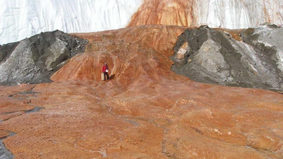 EKSTREM-LIV: P� S�rpolens Taylor-isbre, i dette r�de feltet kalt Blood Falls, fant forskerne merkelige livsformer som har levd isolert i millioner av �r. Mikobene har sitt naturlige milj� en halv kilometer under isen, i m�rke og ekstremt salt vann uten oksygen. Foto: AP/SCANPIX