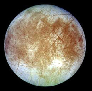 EUROPA: Jupiters m�ne Europa er en av de mest sannsynlige stedene for � finne liv i solsystemet. Overflaten er dekket av et tynt islag, og forskere tror at planeten er dekket av et dypt hav.  Foto: JPL/NASA