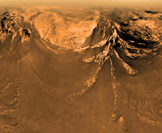 BLOMSTRER?: Et bilde av Saturns m�ne Titan, tatt av romsonden Huygens. Funnet av liv under isen p� Antarktis viser at organismer kan leve under de mest utenkelige forhold, trolig ogs� ute i solsystemet. Foto: NASA.