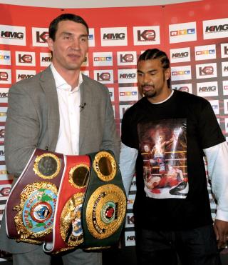 BEHOLDT SMILET: Vladimir Klitsjko, med beltene, ventet til etter bildene var tatt med � gi utfordrer David Haye en verbal rett h�yre.Foto: EPA/Franz-Peter Tschauner
