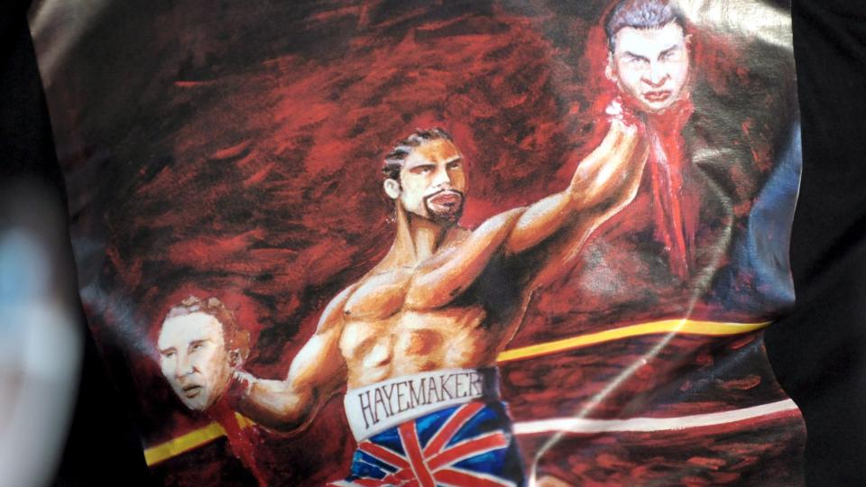 T-SKJORTA: David Haye stilte med et bilde av seg selv som holder de to Klitsjko-br�drenes avrevne hoder i hendene p� t-skjorta da han m�tte tungvektsmester Vladimir Klitsjko. Det provoserte ukraineren.Foto: EPA/Franz-Peter Tschauner