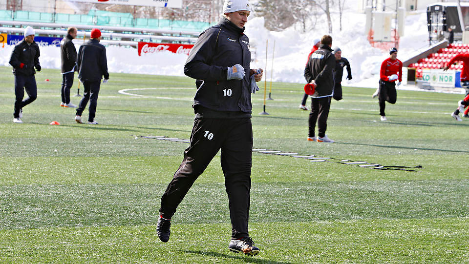 TRENTE LETT: Sigurd Rushfeldt deltok p� dagens Troms�-trening, men etter litt ballsparking gikk han over til alternativ trening. F�rst i morgen bestemmer Troms� om Tippeligaens toppscorer skal spille mot Lillestr�m i morgen.Foto: Arnt E. Folvik