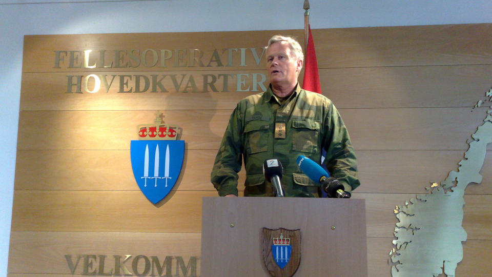 BEVEGET: Det var en tydelig preget generall�ytnant Harald Sunde som holdt pressekonferanse i dag. - Min dypeste medf�lelse g�r til de p�r�rende og til soldatene i Afghanistan, sa han. Foto: Erling H�geland.