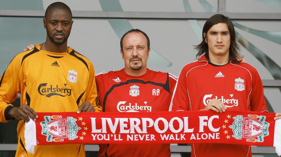 G�R ALENE: Charles Itandje, her presentert som ny Liverpoolspiller sammen med Benitez og Sebastian Leto, blir tvangssolgt fra klubben etter � ha ledd under minnestunden for Hillsborough-tragedien onsdag.Foto: REUTERS/Phil Noble
