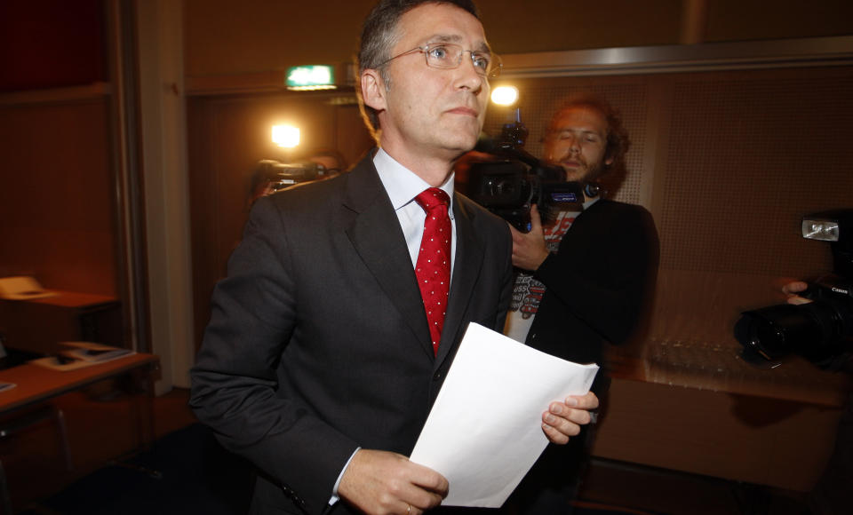 S�RGER: Statsminister Jens Stoltenberg s�rger over den drepte norske offiseren. Arkivfoto: Lise �serud / SCANPIX
