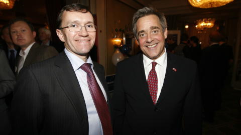 SENDTE BREV HJEM. USAs tidligere ambassad�r Benson K. Whitney (t.h.), her med statssekret�r Espen Barth Eide. Foto: Lise �serud / SCANPIX