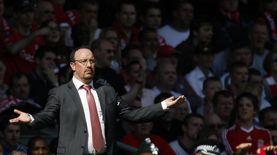 UT MED ARMENE: Alex Ferguson mente Rafa Benitez gestikulering, etter hans syn rettet mot Blackburn-manager Sam Allardyce, var respektl�s og utilgivelig. Foto: SCANPIX/AP/Paul Thomas