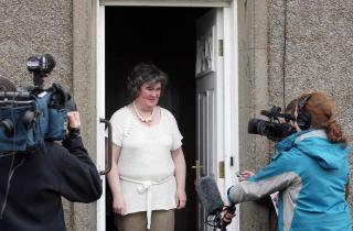 TOK IMOT VERDENSPRESSEN: Susan Boyle hjemme etter at hun ble verdensstjerne via �Britain?s got talent� og Youtube. Foto: SCANPIX