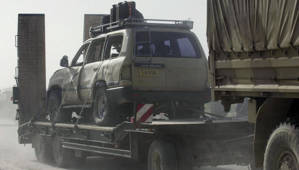I KOLONNEN: En skadet norsk bil blir fraktet vekk fra �stedet der en norsk offiser ble drept av en veibombe like vest for Mazar-i-Sharif i dag. Foto:AP/Eltaf Najafizada/SCANPIX