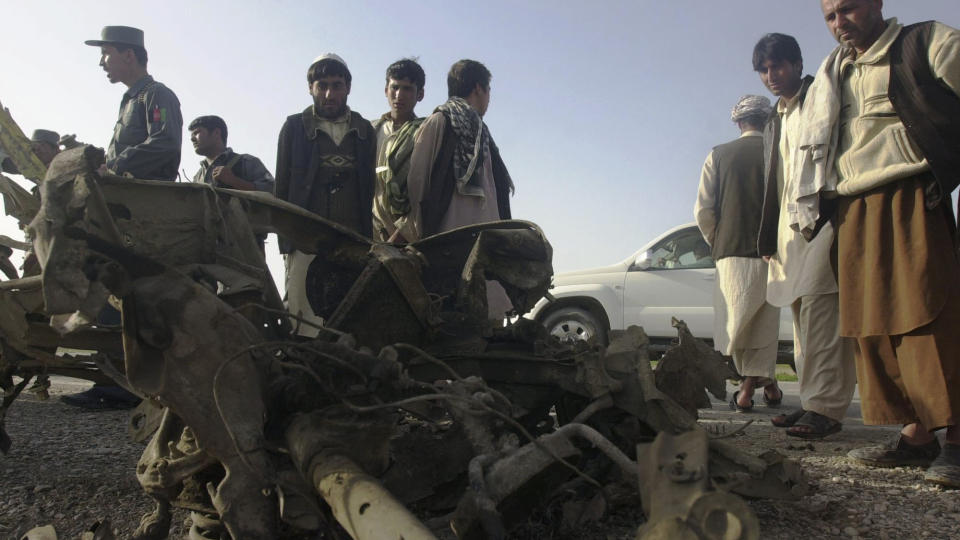 TOTALVRAK: Lokale afghanske innbyggere ser p� vraket av bilen som ble �delagt i eksplosjonen, der en norsk stabsoffiser i e-tjenesten ble drept.  Foto: AP Photo/Eltaf Najafizada/SCANPIX