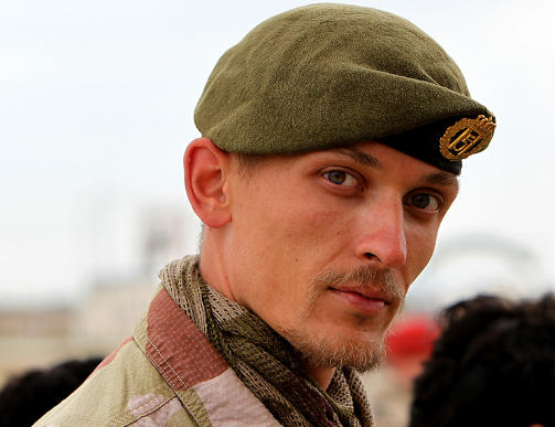 I DYP SORG: Kaptein Knut H. Grandhagen i Mazar-e Sharif forteller at de norske soldatene i Afghanistan er sterkt preget av det som er skjedd. I natt vil soldater st� �resvakt ved b�ren til sin drepte kamerat. Foto: Forsvaret