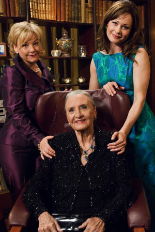 TI �R MED ALL SLAGS INTRIGER: Men de siste sesongene har TV 2 dratt serien tilbake mot en mer familievennlig form. Hiv-smitte var ikke aktuelt for figurer som Juni (Anette Hoff), Astrid (Sossen Krohg) og Julie (Elin Sogn). Foto: YVETTE JANSEN/TV 2