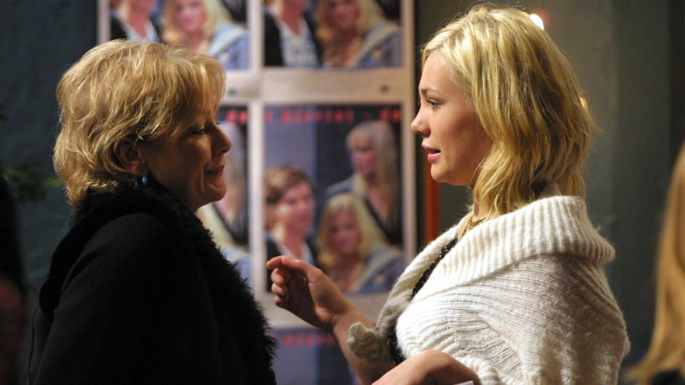IKKE HIV-SMITTET: TV 2 sa nei til � skrive inn en historie om hiv-smitte i den popul�re s�peserien �Hotel C�sar�, her representert ved Juni (Anette Hoff), Vilde (Minken Tveitan). Foto: ATLE BYE/TV 2