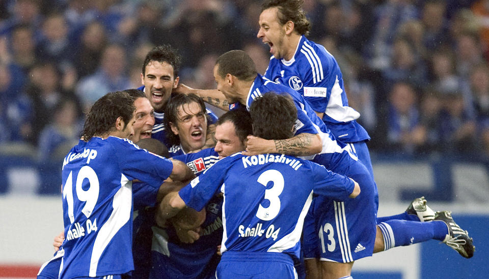 LETT SPILL:  Schalke-spillerne feirer Christian Panders �pningsm�l. Det skulle komme tre til mot Cottbus.Foto: SCANPIX/AP