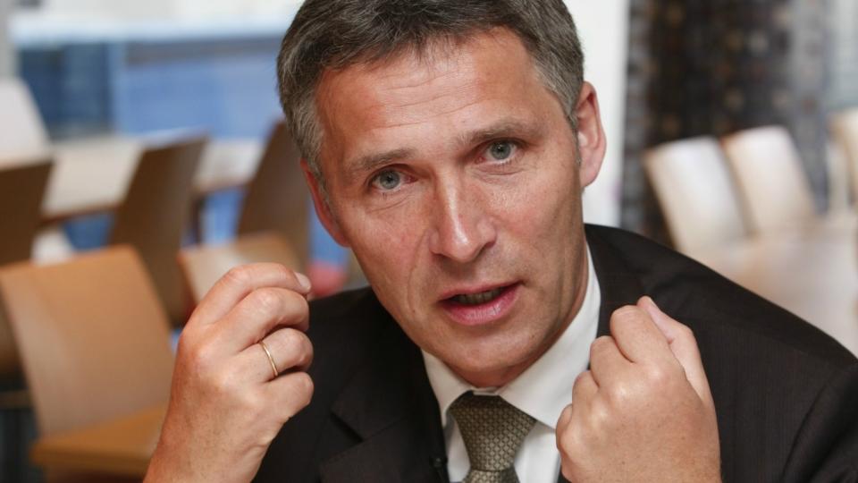 AP �KER: 
 Partiformann og statsminister Jens Stoltenberg under pressefrokosten i Folkets Hus i Oslo fredag morgen, dagen f�r starten av Arbeiderpartiets landsm�te.
Foto: Bj�rn Sigurds�n / SCANPIX