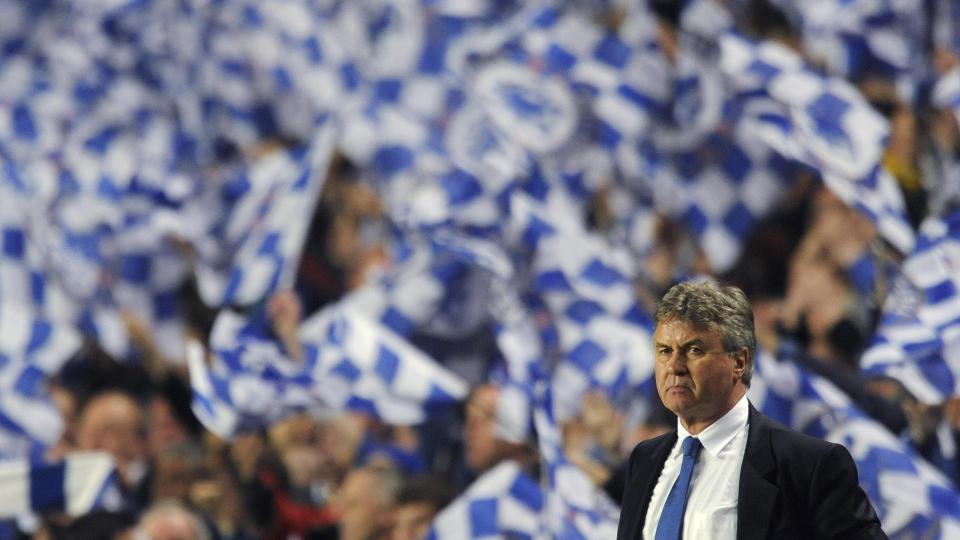 FULL AV RESPEKT FOR ARSENAL: Chelsea-manager Guus Hiddink mener Arsenal er stjerneksempelet p� hvordan en klubb skal drives.Foto: SCANPIX/REUTERS/Toby Melville