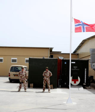 �RESVAKT: To soldater st�r til enhver tid vakt utenfor det tyske feltsykehuset i Mazar-e-Sharif der kisten til Trond Petter Kolset befinner seg. Foto: Forsvaret