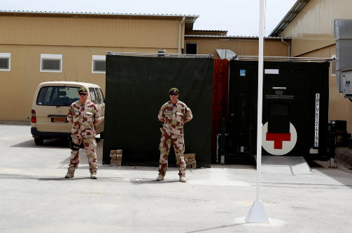 �RESVAKT: To soldater st�r til enhver tid vakt utenfor det tyske feltsykehuset i Mazar-e-Sharif der kisten til Trond Petter Kolset befinner seg. Foto: Forsvaret