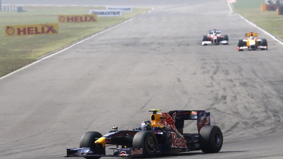 I FRONT: Red Bull-f�rer  Sebastian Vettel leder an kvalifiseringen til morgendagens formel 1-runde i Shanghai. Tyskeren sikret teamet deres f�rste pole position i historien. Bak p� langsiden skimtes Renaults Fernando Alonso (t.h.) og Jarno Trulli fra Toyota. Foto: SCANPIX/REUTERS/ Reinhard Krause