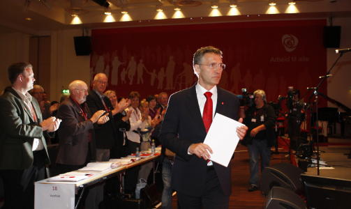 KLAPPES I GANG:
Statsminister Jens Stoltenberg �pnet l�rdag Arbeiderpartiets landsm�te i Oslo.
Foto Knut Falch / SCANPIX