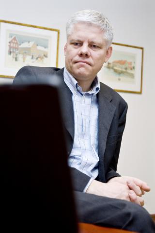 PROBLEMATISK: Informasjonsdirekt�r Ove Sk�ra i Datatilsynet er kritisk til det nye vedtaket, og vil n� p�legge nettleverand�rene � slette trafikkdata innen tre uker. Sk�ra vil ogs� revudere advokatfirmaet Simonsens rett til � overv�ke fildelere. Foto: Scanpix.
Foto: Tore Meek / SCANPIX