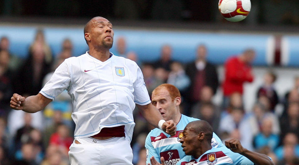 BRANT KJEMPESJANSE: John Carew fikk hodet p� en perfekt Ashley Young-crosser, men headet over fra seks-sju meter. Foto: Simon Dawson / AFP.