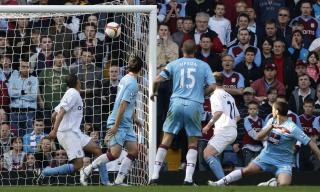 UTLIGNET: Diego Tristan styrte inn 1-1 med hodet. Foto: Darren Staples /  AFP.