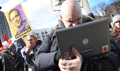 DEMONSTRERTE: Rundt tusen mennesker i Stockholm demonstrerte mot Pirate Bay-dommen. Foto: Fredrik Persson/Scanpix