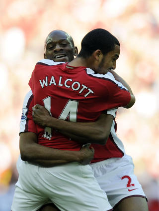 TIDLIG JUBEL: Theo Walcott sendte Arsenal i f�ringen. Men jubelen stilnet for The Gunners. Foto: Adrian Dennis / AFP.