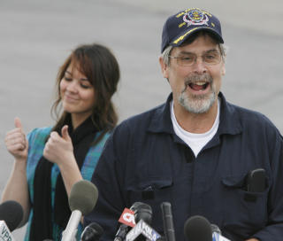 REDDET: I en redningsaksjon beordret av Obama, ble Richard Phillips frigitt i en aksjon som drepte 3 pirater. Den amerikanske kapteinen ble holdt gissel av piratene. (AP Photo/Toby Talbot)
