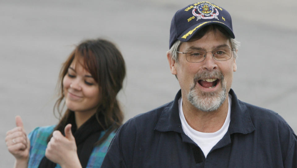 BLIR FILM: Dramaet som utspant seg da kaptein Richard Phillips og hans Marsk Alabama ble angrepet av pirater, blir film. Her er en lykkelig Phillips hjemme igjen, og poserer sammen med datteren. Foto: AP Photo/Toby Talbot/Scanpix