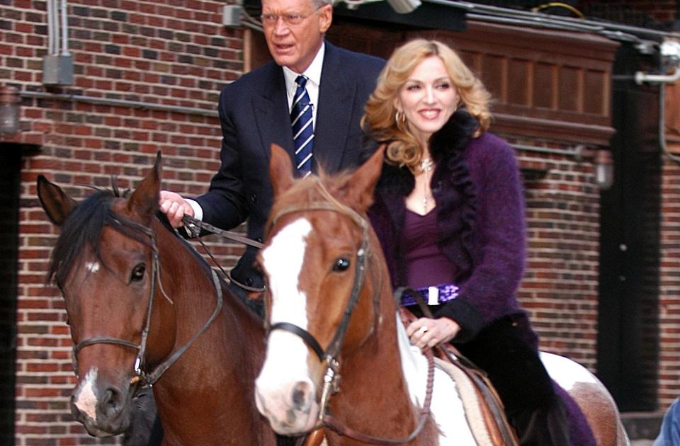 RIDEULYKKE: I g�r ble Madonna kastet av hesten, melder plateselskapet hennes. Her sammen med David Letterman i 2005, samme �r som hun var i en annen rideulykke. Foto: Stella Pictures