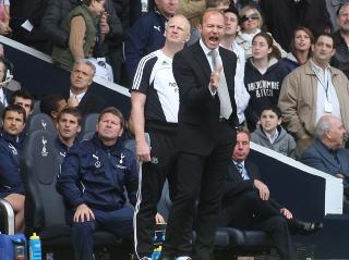UTEN SEIER: Alan Shearer og assistent Iain Dowie har ikke klart � l�fte Newcastle - s� langt. Foto: EPA/DANNY MARTINDALE