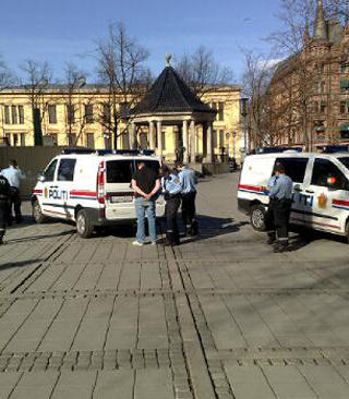 CASUALS: Politiet har s� langt p�grepet to personer, men utelukker ikke at det kan komme flere p�gripelser. MMS-foto: Bj�rn Bore