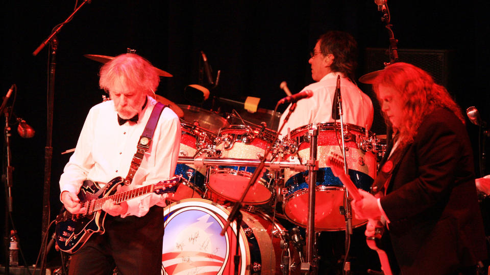 TOUCH OF GRAY: Grateful Dead opptr�dte under Obamas innsettelsesball den 20. januar i �r. Det ga tydeligvis mersmak, og n� er bandet gjenforent og ute p� turne igjen. Foto:  David McNew/Getty Images/AFP/SCANPIX