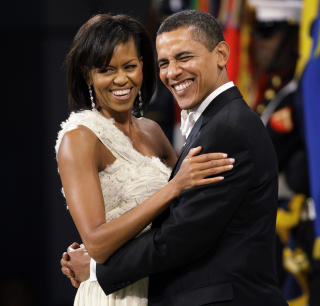 INSPIRERTE: Lesh gir Barack Obama �ren for at Grateful Dead igjen st�r p� samme scene. Her er Obama med kona Michelle under innsettelsesballet, da Grateful Dead spilte. Foto: SCANPIX