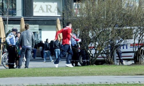 KAMP I KVELD: Fotballp�bler som sympatiserer med Brann og V�lerenga lager br�k i rundt Nationaltheateret og Spikersupp i god tid f�r eliteseriekampen mellom V�lerenga og Brann p� Ullevaal stadion i kveld. Foto: Kyrre Lien/SCANPIX