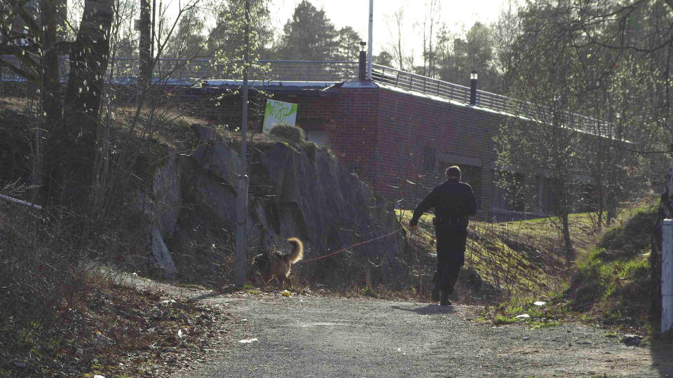  JAKTER RANERE MED HUND:  Politiet er akkurat kommet til �stedet, og jakter n� p� gjerningmenn blant annet med hundepatruljer. Foto: DANIEL LAABAK