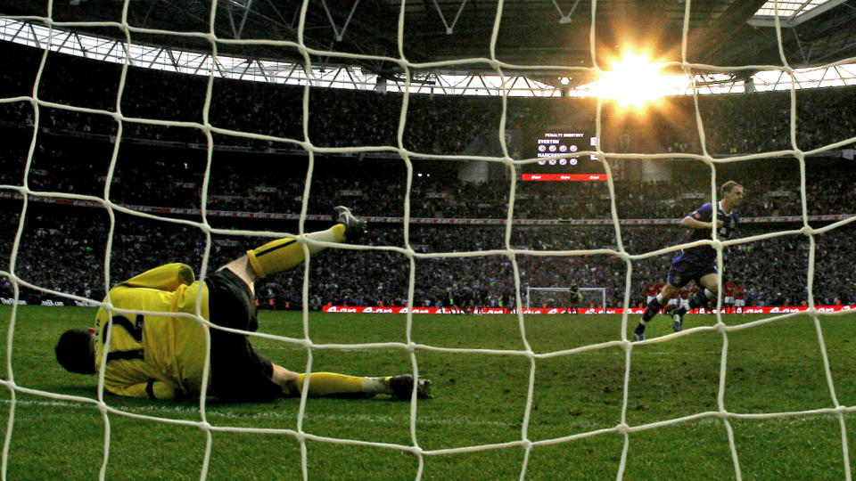 DR�MMEKNUSER: Phil Jagielka viste nerver av st�l da han hamret inn straffesparket som skulle  knuse Manchester Uniteds dr�m om fem trofeer.Foto: AP/SCANPIX/Jon Super