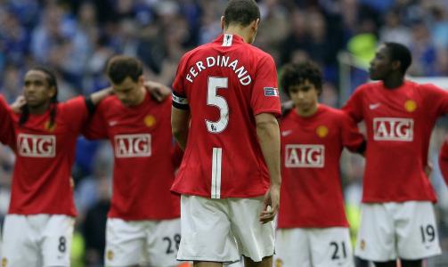 TUNG VEI: En duknakket Rio Ferdinand m�tte g� de tunge skrittene tilbake til skuffede lagkamerater etter at United-kapteinen satte straffefors�ket sitt i en h�yde som var veldig takknemlig for Tim Howard.Foto: SCANPIX/REUTERS/Darren Staples
