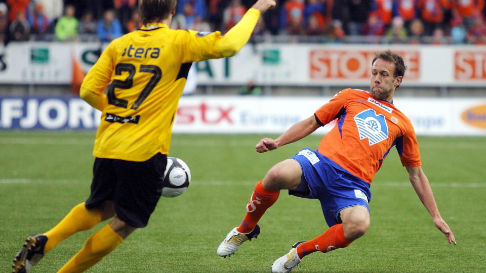 BAKP�: Trond Fredriksen f�r ikke akkurat gode skussm�l av trener Kjetil Rekdal etter at Aalesund tapte to poeng i sluttminuttene mot Start.
Foto: Svein Ove Ekornesv�g / SCANPIX