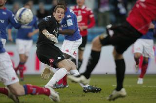 SL�TT: VIFs Troy Perkins klarte ikke stoppe Branns Jan Gunnar Sollis skudd.
Foto: Stian Lysberg Solum / SCANPIX